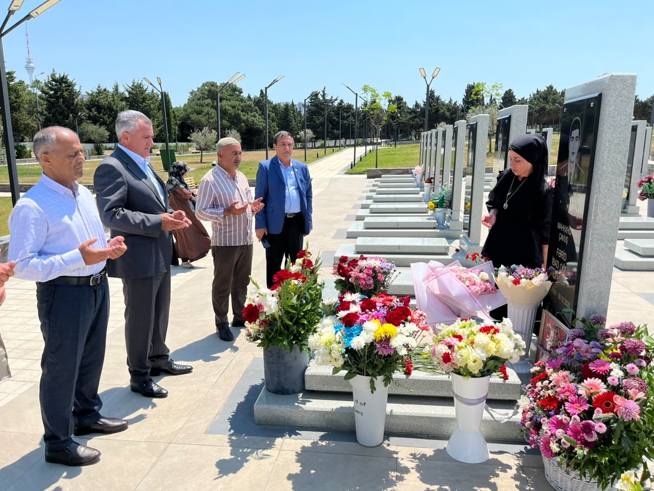 Abdin Fərzəliyev şəhidləri və onların ailə üzvlərini ziyarət edib - FOTOLAR